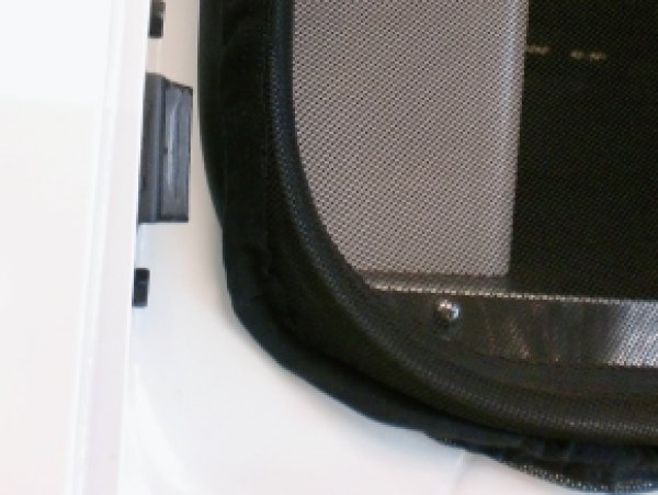 ウエザーストリップの上から被せるように貼り付けます。