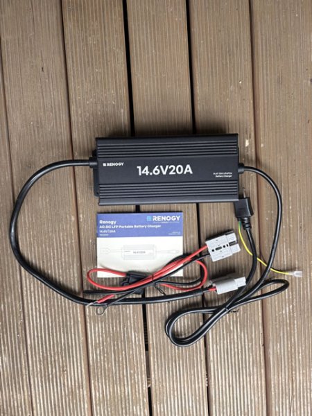 画像1: 12V 20A AC-DC リン酸鉄リチウムイオンバッテリー専用充電器　中古 (1)