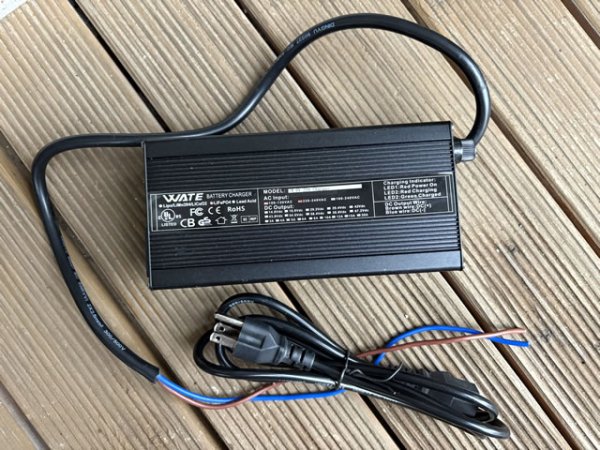 画像1: 14.6V 20A  LiFePO4バッテリー用充電器　中古 (1)