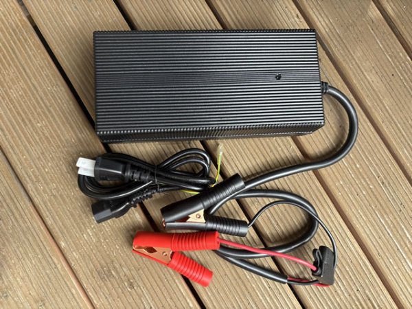 画像1: Renogy　リン酸鉄リチウムイオンバッテリー専用充電器12V 20A　中古 (1)